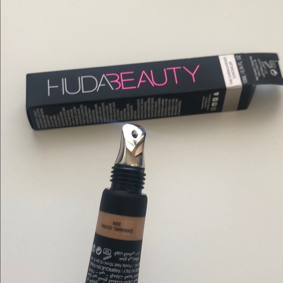 Huda Beauty Concealer - Picture 2 of 3